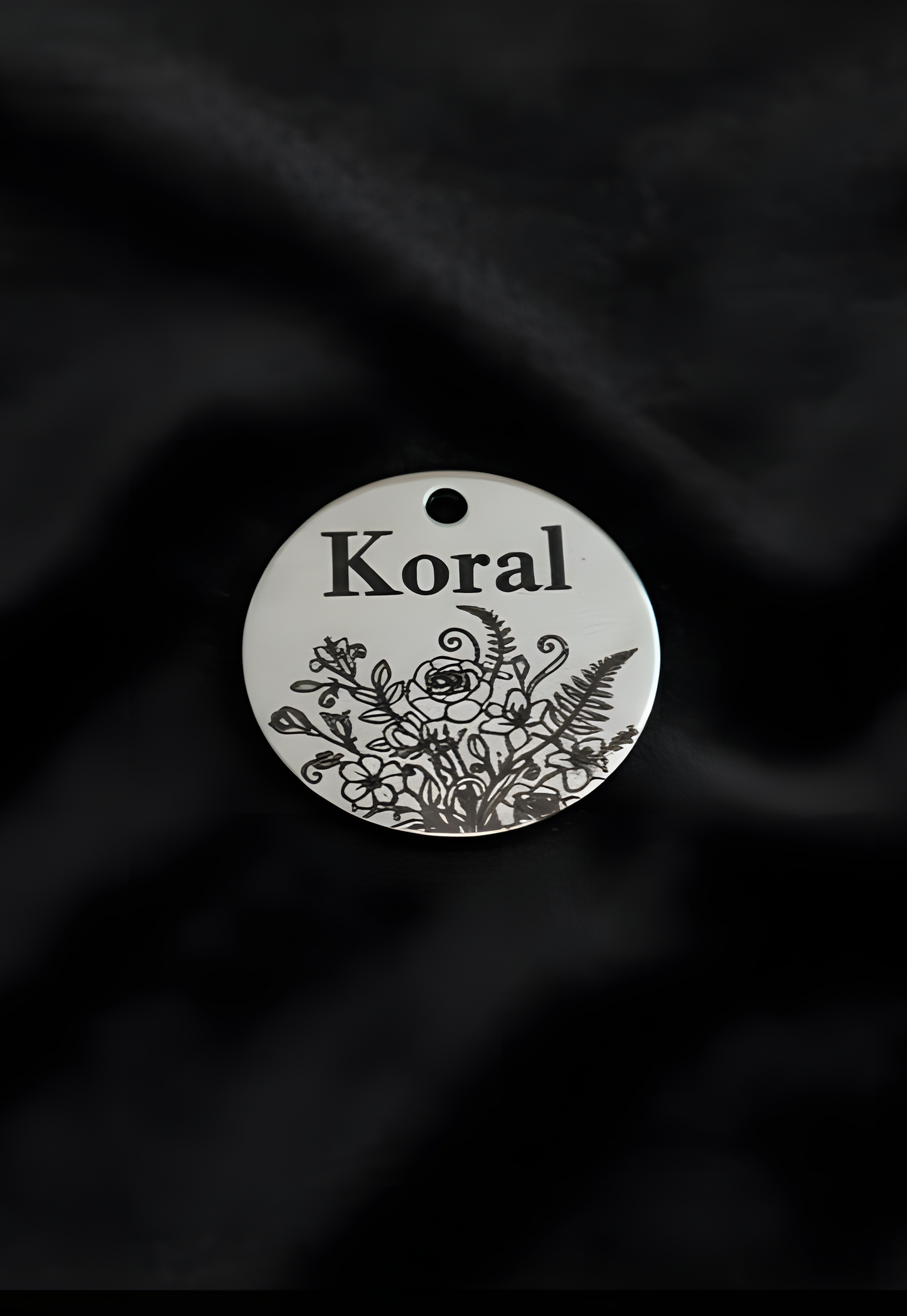 Medaglietta personalizzata, rotonda con decorazione artistica Fiori o Luna by RosiLù